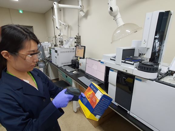 한국석유관리원 시험원이 QR 스캐너로 시험장비를 스캔하여 시스템에 등록하고 있다.