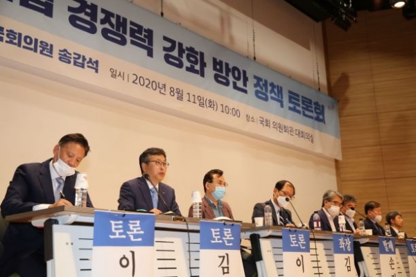 지난 8월 11일 송갑석 국회의원(더불어민주당) 주최로 열린 '가스터빈산업 경쟁력 강화방안 모색 정책토론회'에서 김영남 한국서부발전 건설처장이 발표를 하고 있다.