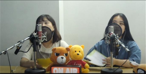 ▲청소년 방송대본 공모전 수상자를 발표하는 유튜브 생방송 진행 중인 한·예·진 방송작가전공 재학생들 (사진제공=한·예·진)