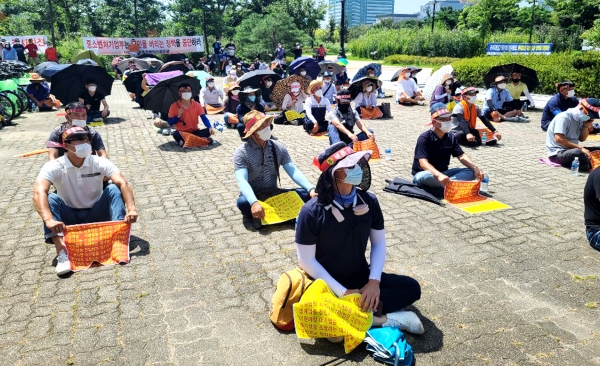 한국자동차매매사업조합연합회가 20일 오전 11시 정부대전청사 중소기업벤처부 앞에서 대기업의 중고차 매매업 진출 반대와 중고차 생계형 적합업종 지정을 요구하는 집회를 가졌다. 사진=한국자동차매매사업조합연합회