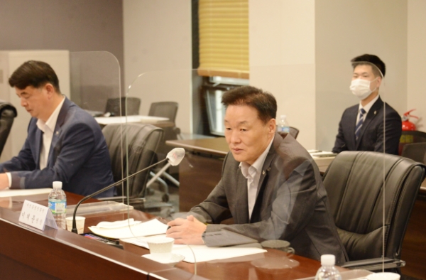 이계문 서민금융진흥원 원장과 임용택 전북은행 행장이 서민의 신용향상과 부채관리를 위한 사업 추진 간담회를 진행하고 있다.