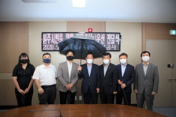 공유(나눔)우산 전달식 행사(왼쪽부터 백도영 강원혁신포럼 매니저, 강길영 원주좋은변화연구회 회장, 김지헌 원주시 도시재생 활성화 특별위원장, 김순경 대한석탄공사 안전기술본부장, 신재면 연구소장, 안동선 경영지원실장, 정구동 남북협력팀장)