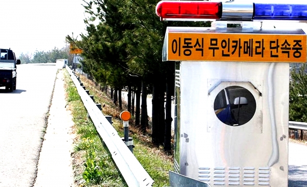 도로 곳곳에서 과속차량을 수시 단속 중인 무인과속단속카메라. 사진=이범석 기자