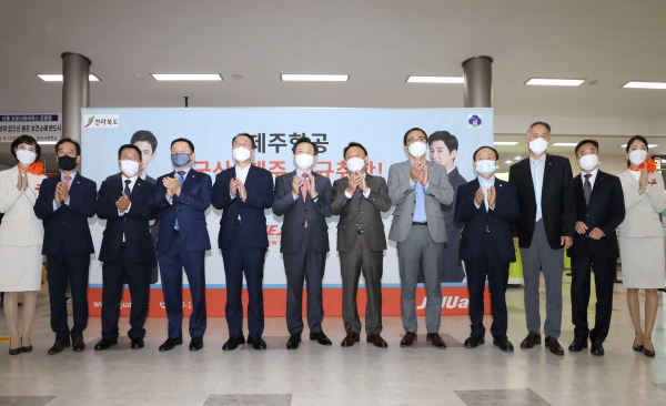 8일 오전 군산공항에서 열린 제주항공 군산~제주 노선 취항식에 참석한 (왼쪽 다섯 번째부터) 우범기 전라북도 정무부지사, 김이배 제주항공 대표이사, 강임준 군산시장과 객실승무원들이 기념사진을 촬영하고 있다. 사진=제주항공