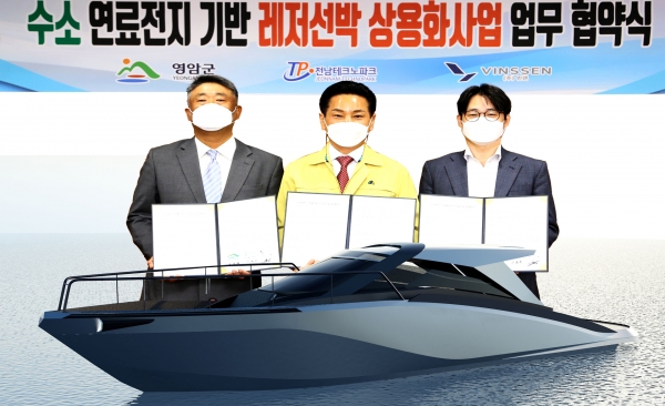 빈센이 개발·제작해 영암군에 공급하게 될 수소연료전지 레저보트와 '수소연료전지기반 레저선박 건조·실증사업' 업무협약을 체결한 (왼쪽부터) 정영재 전남테크노파크 조선산업지원센터장, 전동평 영암군수, 이칠환 ㈜빈센 대표. 사진=(주)빈센