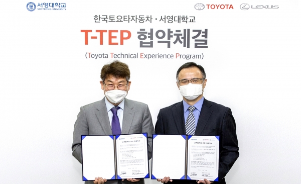 15일 T-TEP 협약식에 참석한 (왼쪽부터) 김순곤 서영대학교 부총장, 타케무라 노부유키 한국토요타자동차 사장. 사진=한국토요타자동차