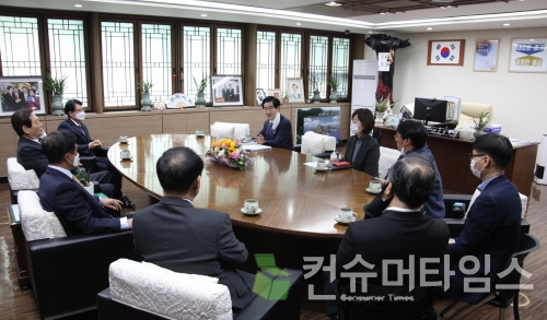 마스크 전달식 이후 진행된 후속 간담회가 진행 중이다. ⓒ임새벽 기자