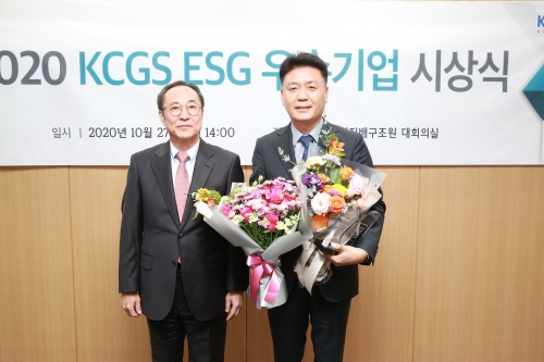 강연중 CJ프레시웨이 상무(오른쪽)가 신진영 한국기업지배구조원 원장과 기념촬영을 하고 있다.