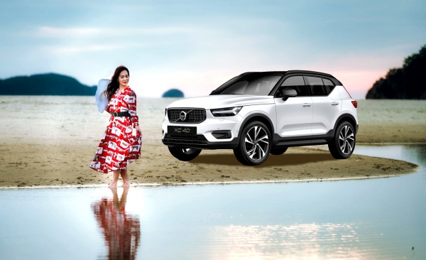 충청북도 괴산군 문광저수지에서 컴팩드 프리미엄 SUV 볼보 XC40과 시니어모델 이수나씨. 사진=이범석 기자