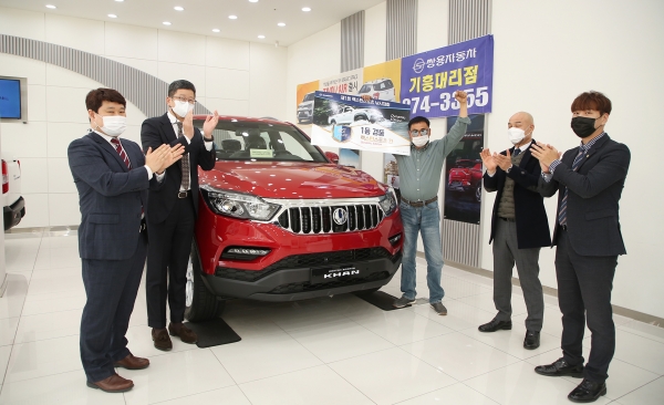 지난 29일 쌍용자동차 용인 기흥전시장에서 열린 전달식에서 이번 대회 우승자 최태하씨(사진 왼쪽 세 번째)에게 최우림 쌍용차 중부지역본부장(왼쪽 두 번째)을 비롯한 관계자들이 축하하고 있다. 사진=쌍용자동차