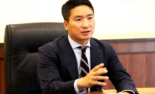 CSR 실천에 나서는 김용빈 대우조선해양건설 회장. 사진=대우조선해양건설