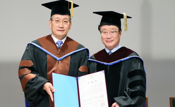 전남대학교 명예박사 학위 수여식에서 학위수여 기념 쵤영을 하고 있는 김상열 호반그룹 회장(왼쪽), 정병석 전남대학교 총장(오른쪽). 사진=호반건설