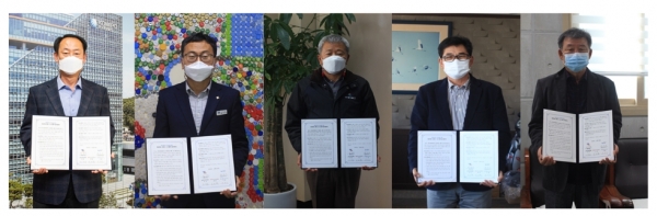 5일 비대면 상생형 온실가스 감축사업 확대 업무협약을 마치고 관계자들이 기념촬영을 하고 있다.(왼쪽부터 한국중부발전 임오식 발전환경처장, 경기도 엄진섭 환경국장, 경기섬유산업연합회 조창섭 회장, 한국아스콘공업협동조합 이민형 회장, JG코퍼레이션 사장 이학수)