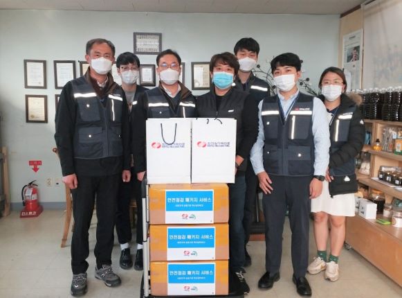 한전원자력연료 직원들이 사회적기업 한울타리에 방문해 안전점검을 실시한 후 손세정제와 마스크를 전달한 뒤 기념촬영을 하고 있다.