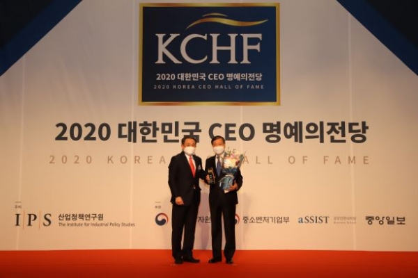 한전원자력연료 정상봉 사장(오른쪽)이 기념패와 상장을 수여받고 기념 촬영을 하고 있다.