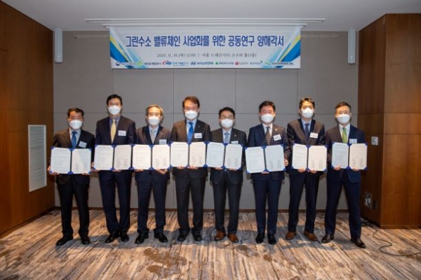 김병숙 한국서부발전 사장(왼쪽 세 번째)은 지난 19일 새만금개발청 등 7개 기관과 서울 용산구 드래곤시티호텔에서 '그린 수소 밸류체인 구축을 위한 공동연구 양해각서'를 체결했다.