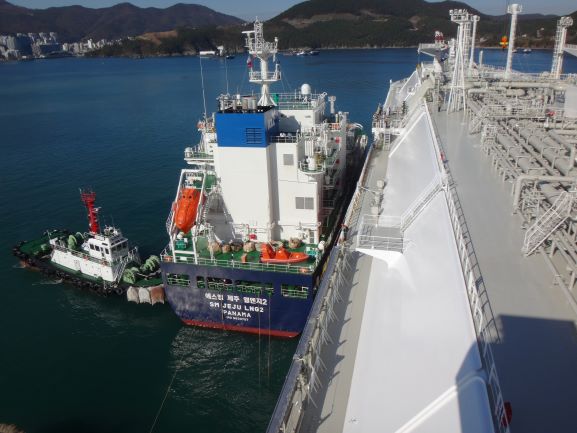 대한해운엘엔지의 SM JEJU LNG2호(왼쪽)가 시운전 중인 LNG 수송선(오른쪽)에 LNG를 공급하는 모습