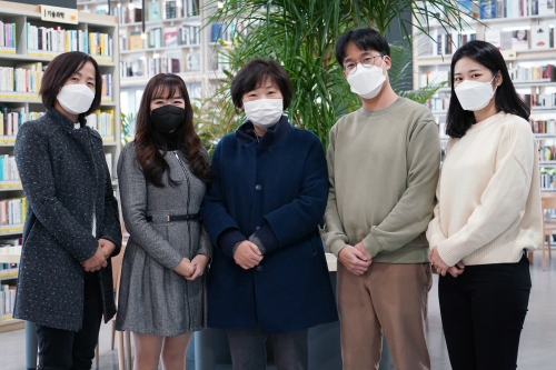 2020 동대문구 베스트 친절공무원(왼쪽부터 배선자 주무관, 이영주 주무관, 이귀순 주무관, 장현규 주무관, 이세라 주무관)