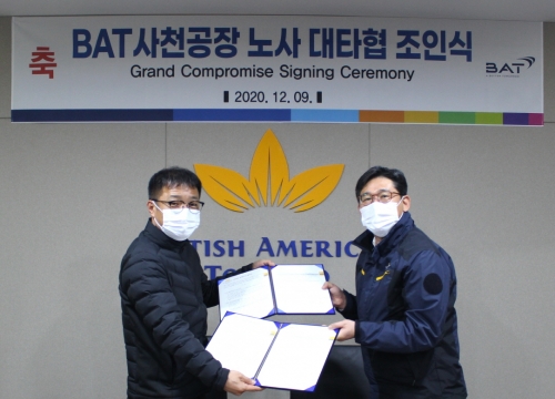 (왼쪽부터)BAT노동조합 구성일 위원장과 사천공장 강승호 상무