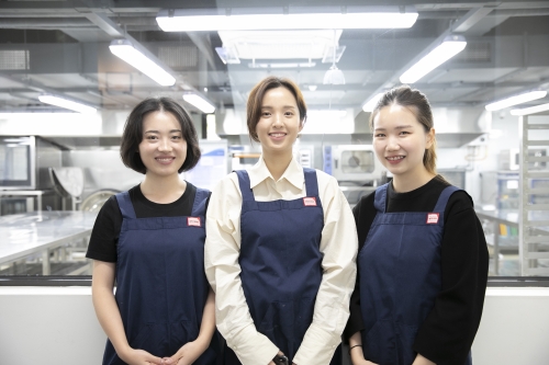 얄라의 세 대표는 마케터 시절 직장에서 세 마리 두더지가 한 개체인 캐릭터 '닥트리오'로 불렸다. 왼쪽부터 백수정, 함유빈, 강은솜 대표.