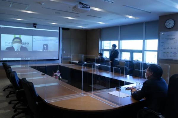 한국광해관리공단 이청룡 이사장과 한국원자력환경공단 차성수 이사장이 온택트 그린뉴딜 인사교류 협약식을 진행하고 있다.