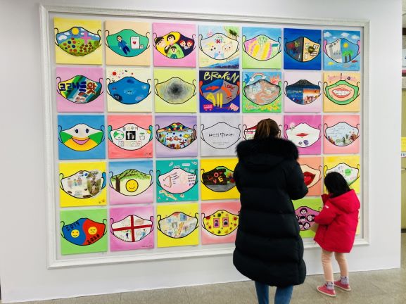 한림대학교성심병원 마스크로 말하다 미술전시회 감상하는 소아환아와 보호자