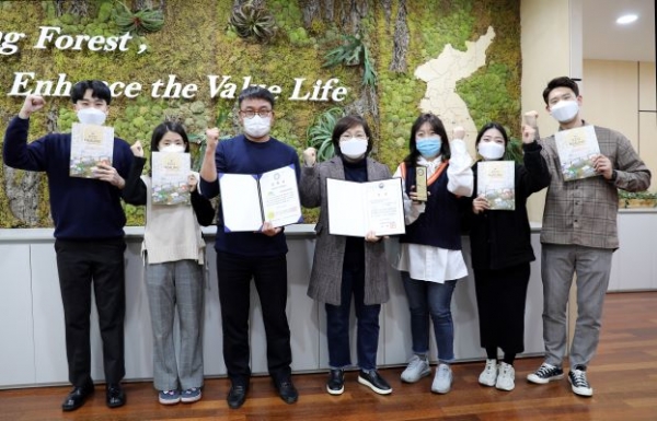 조영순(가운데) 한국산림복지진흥원 경영기획본부장이 대전 서구 진흥원 본원에서 홍보문화팀 직원들과 '2020 대한민국 커뮤니케이션대상' 수상을 축하하며 기념촬영을 하고 있다.