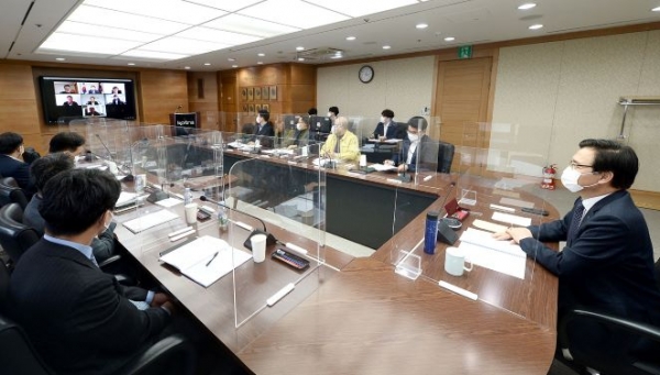 KOTRA가 18일부터 이틀간 '2021년 해외지역본부장 회의'를 개최했다. 올해는 전 세계 지역본부장 10명과 본사 주요 부서장들이 화상으로 참여했다.