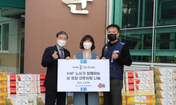 정상봉 사장(왼쪽)과 이상민 노조위원장(오른쪽)이 4일 송강사회복지관을 찾아 김영미 관장(가운데)에게 명절 선물을 전달하고 있다.