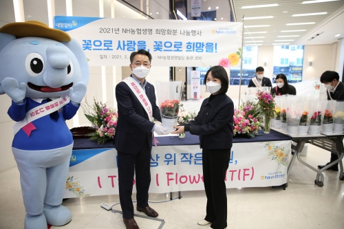 김인태 NH농협생명 대표(왼쪽).