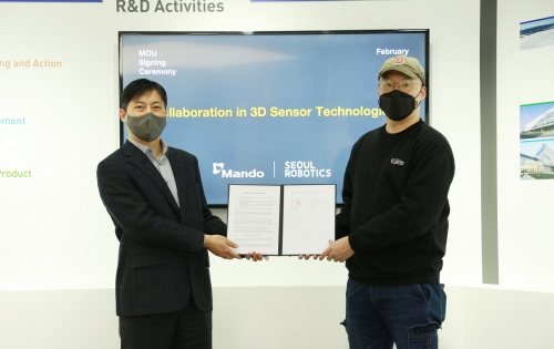 만도 ADAS BU R&D 강형진 센터장(왼쪽)과 서울로보틱스 이한빈 대표가 판교 만도 R&D센터에서 MOU 체결 후 기념촬영을 하고 있다.