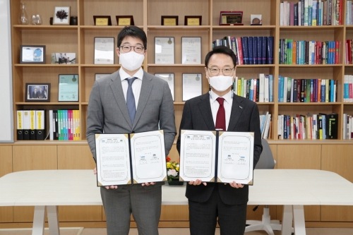 김기환 지평주조 대표(왼쪽)와 김헌영 강원대학교 총장