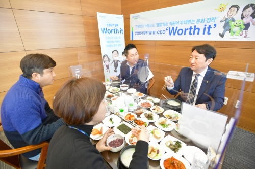 농협은행 데이터사업부 직원들과 오찬을 함께 하는 권준학 은행장(오른쪽).