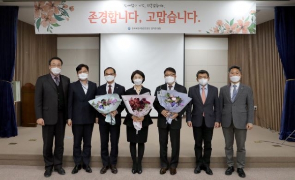 이연승 한국해양교통안전공단(이하 공단) 초대 이사장 퇴임식 단체촬영 모습. (왼쪽부터) 모승호 공단 검사안전본부장, 송명섭 공단 노조위원장, 박창수 공단 기획경영본부장, 이연승 공단 이사장(가운데), 김종하 공단 안전운항본부장, 강동수 공단 교통안전본부장, 남동 공단 기술연구원장
