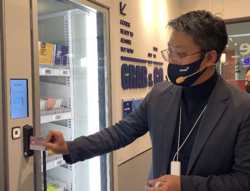'스마트선반'을 시연 중인 지성원 비트코퍼레이션 대표