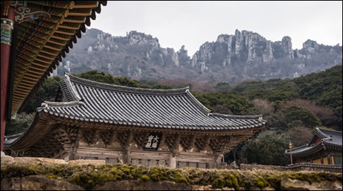 ▲미황사의 명물 대웅전과 병풍같은 달마산
