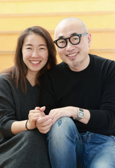 김봉진 의장(오른쪽)과 설보미 부부