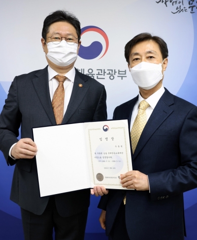황희 문체부 장관(왼쪽)이 주동원 아리랑국제방송 사장에게 임명장을 수여하고 기념촬영을 하고 있다.