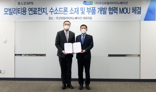 두산모빌리티이노베이션 이두순 대표(왼쪽)와 포스코SPS 김학용 대표(오른쪽)가 업무협약식을 마치고 기념사진을 촬영하고 있다.
