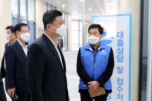 지난 25일 경기도 오산 세교지구의 영업현장을 직접 방문한 권광석 우리은행장(오른쪽에서 두 번째).