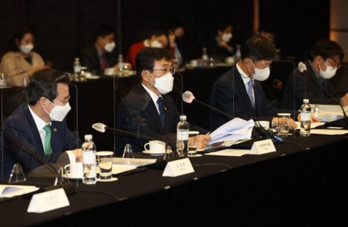 권덕철(왼쪽 두번째) 보건복지부 장관이 26일 웨스틴조선호텔에서 열린 국민연금 기금운용위원회에서 발언을 하고 있다.