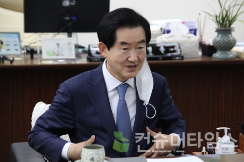안병용 시장은 의정부의 현안 및 지방자치단체장 입장에서 겪을수 밖에 고충과 교육자 입장에서 생각하는 교육관에 대해서 허심탄회하게 털어놨다. ⓒ임새벽 기자