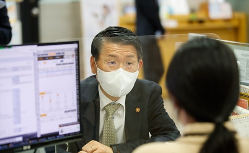 금소법 관련 현황 점검 중인 은성수 금융위원장.