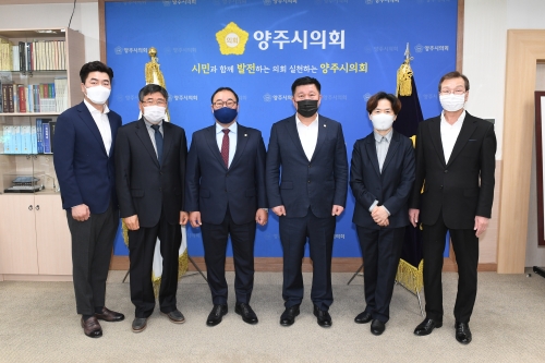 정덕영 양주시의회 의장이 홍성표 결산검사 대표위원을 비롯한 결산검사 위원들과 함께 기념촬영을 하고 있다. 왼쪽부터 이현호 위원, 조진제 위원, 홍성표 대표위원, 정덕영 의장, 오명화 위원, 김인철 위원.