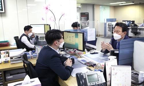 신한은행 성수동기업금융센터 영업점을 방문해 현장의 목소리를 청취하고 있는 김광수 은행연합회장(오른쪽).