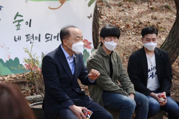 지난 2일 소진공 조봉환 이사장이 국립대전숲체원을 찾아 직원들과 함께 담소를 나누고 있다.