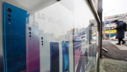 LG 스마트폰 '벨벳' 광고 포스터(사진=연합뉴스).