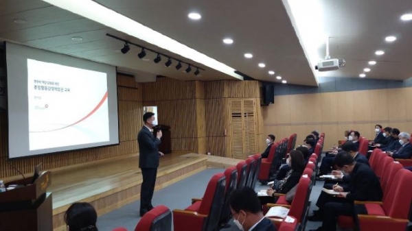 국민건강보험공단은 반부패-공정사회를 위해 고위직의 청렴의식 함양과 솔선수범 천명을 목표로 6개 지역본부장과 178개 지사장을 대상으로 분임행동강령책임관 교육을 실시했다.