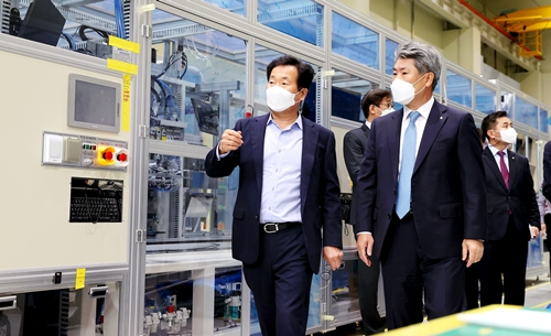 에스에이티에 방문한 윤종원 기업은행장(앞줄 오른쪽).