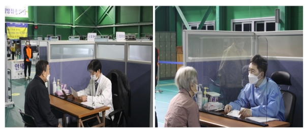 한림대학교동탄성심병원 감염내과 우흥정 교수(좌)와 신경과 김주용 교수(우)가 화성시나래울종합사회복지관에서 코로나19 백신 접종을 지원하고 있다.